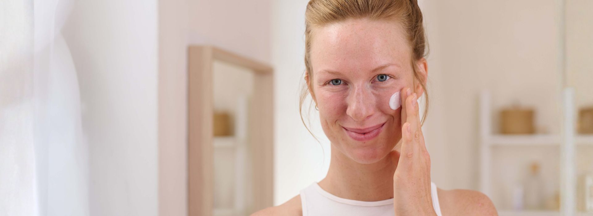 Frau cremt sich das Gesicht mit SIRIDERMA Creme ein