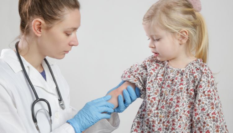 Ärztin diagnostiziert Neurodermitis bei einem Mädchen durch Hautuntersuchung