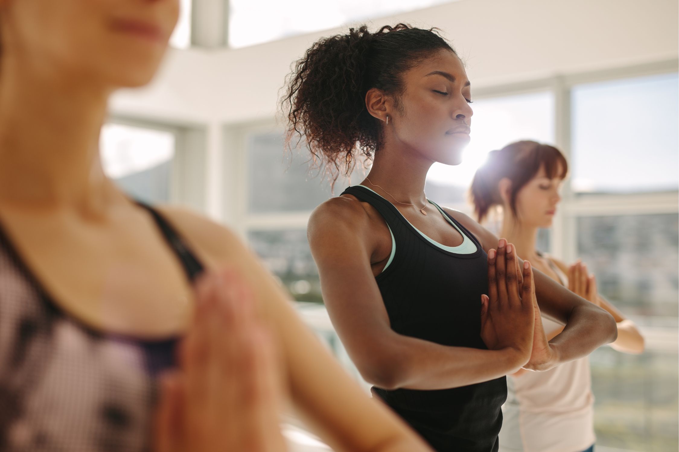 Drei Frauen beim Yoga im Studio