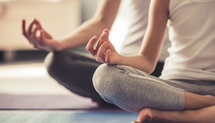 Stressmanagement bei Rosacea, zwei Personen in Meditationshaltung