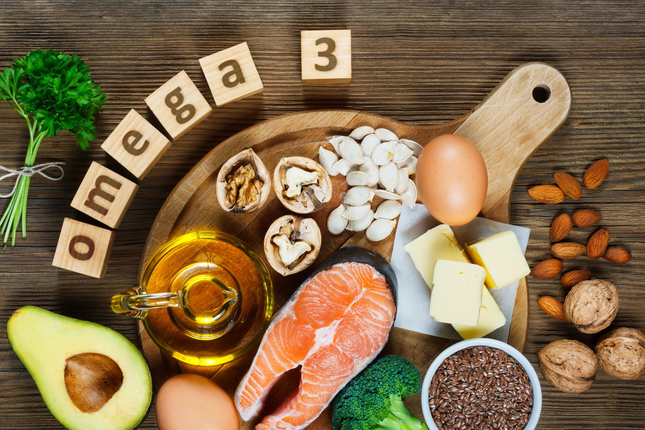 Omega-3-reiche Lebensmittel, wie Lachs und Walnüsse bei Rosacea