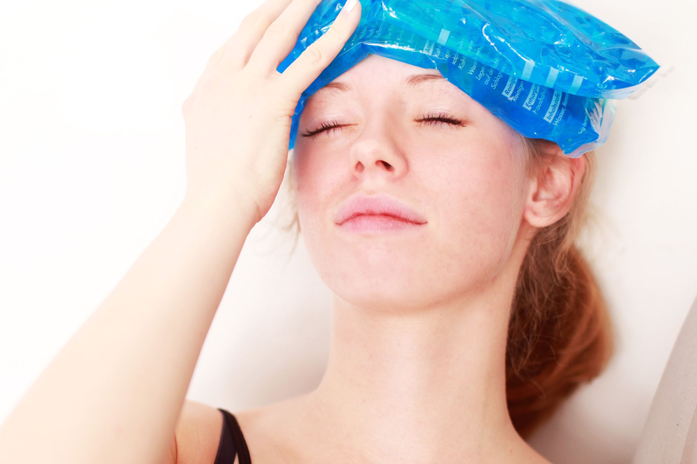 Frau kühlt sich die Stirn