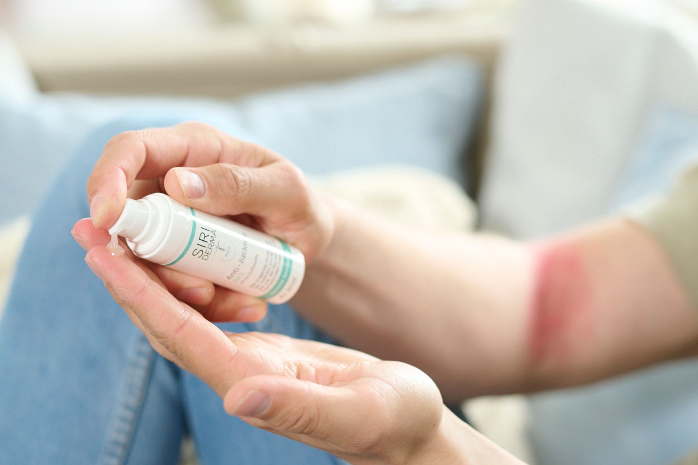 Siriderma Anti-Juckreiz Gel wird auf den Zeigefinger appliziert