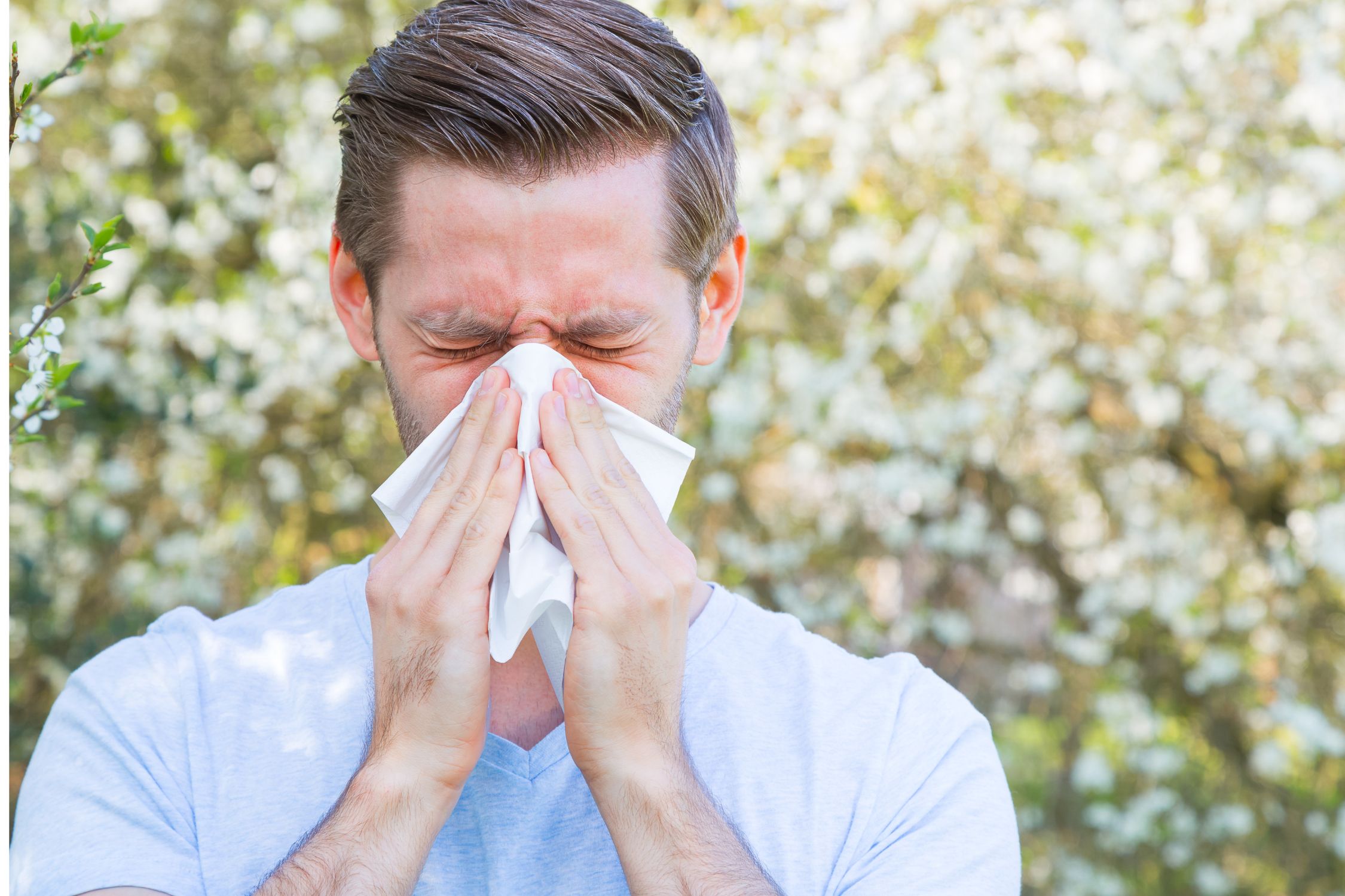 Mann mit Allergie putzt sich die Nase