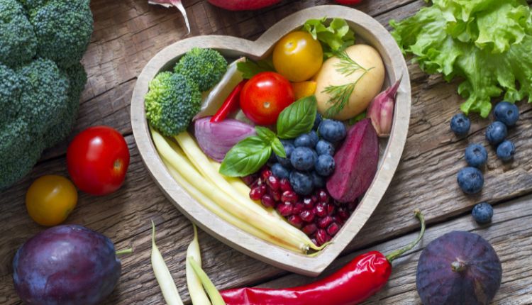 Ernährung bei Rosacea, Gesunde Lebensmittel in einer herzförmigen Schale