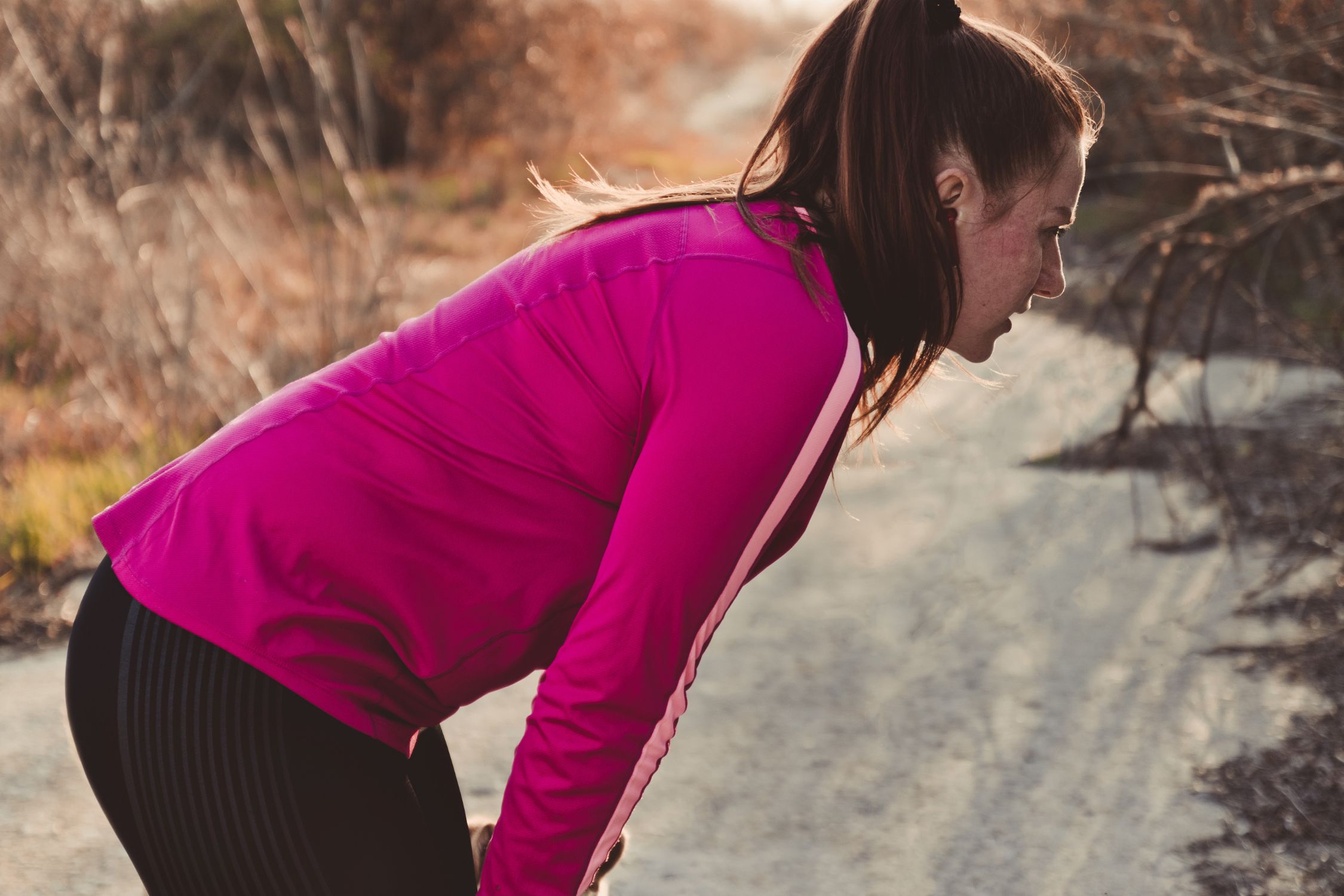 Frau beim Joggen mit Rötungen im Gesicht